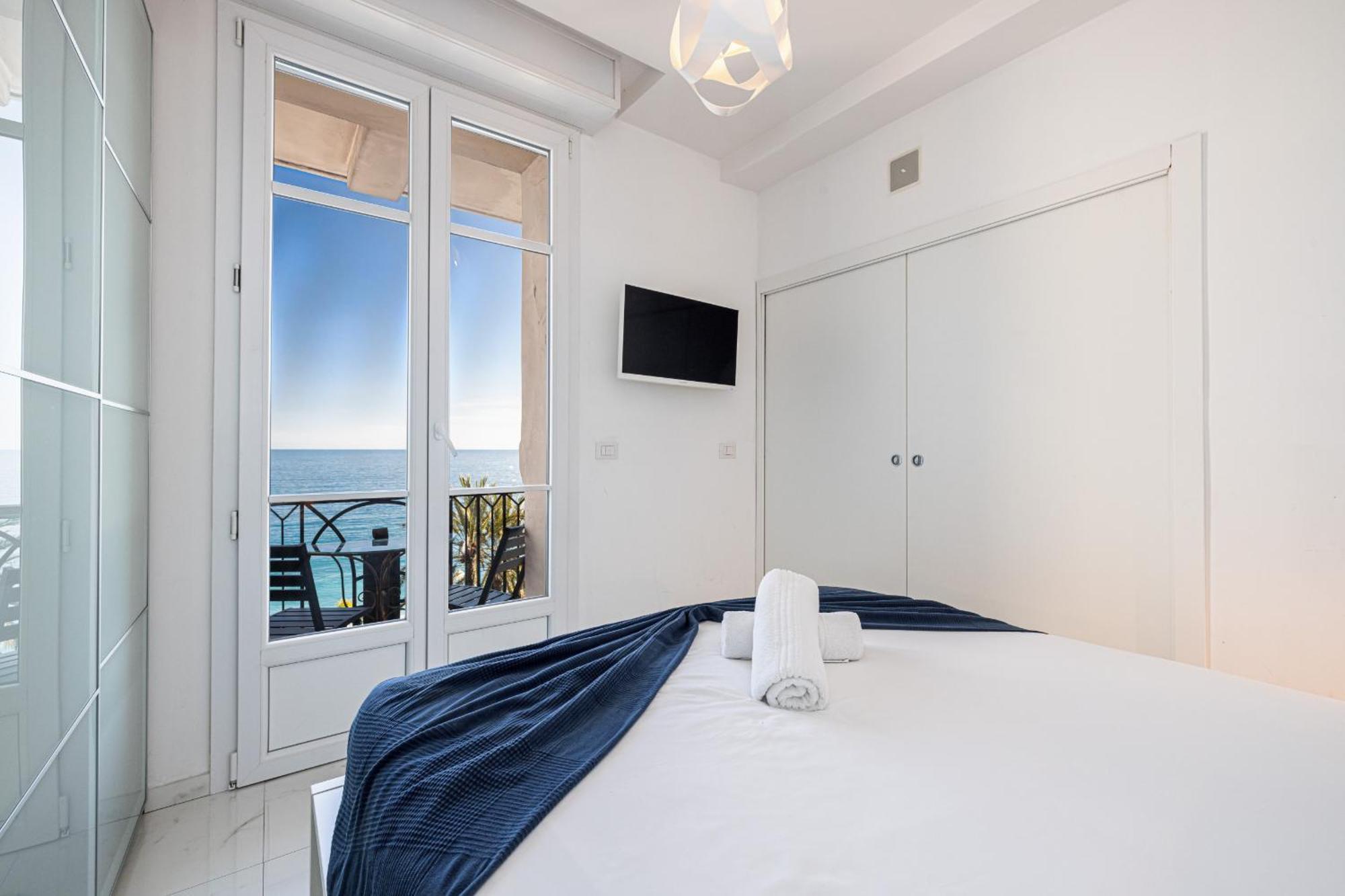 Sea View - 2 Bdr Promenade Des Apartment