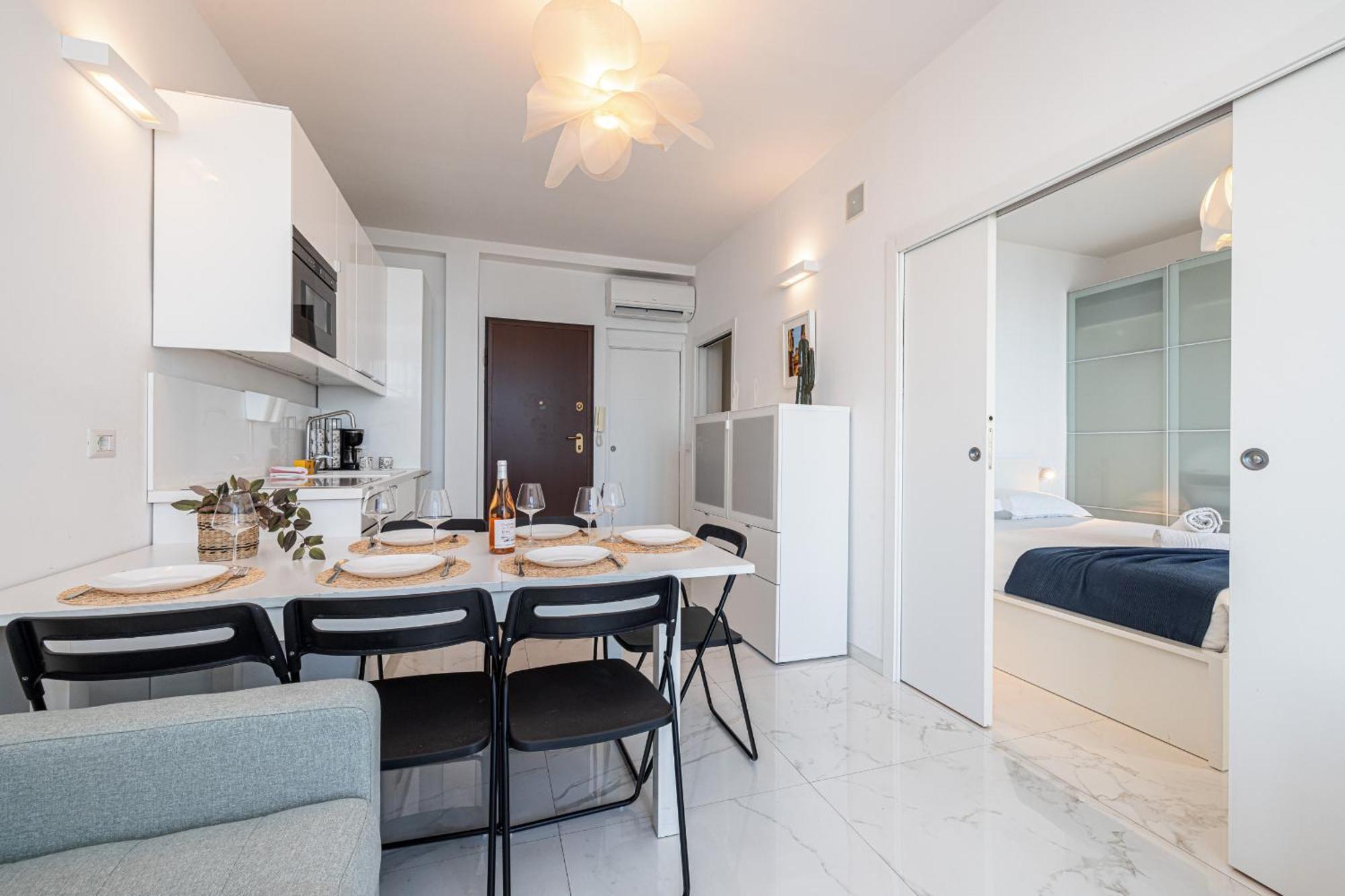 Sea View - 2 Bdr Promenade Des Apartment *